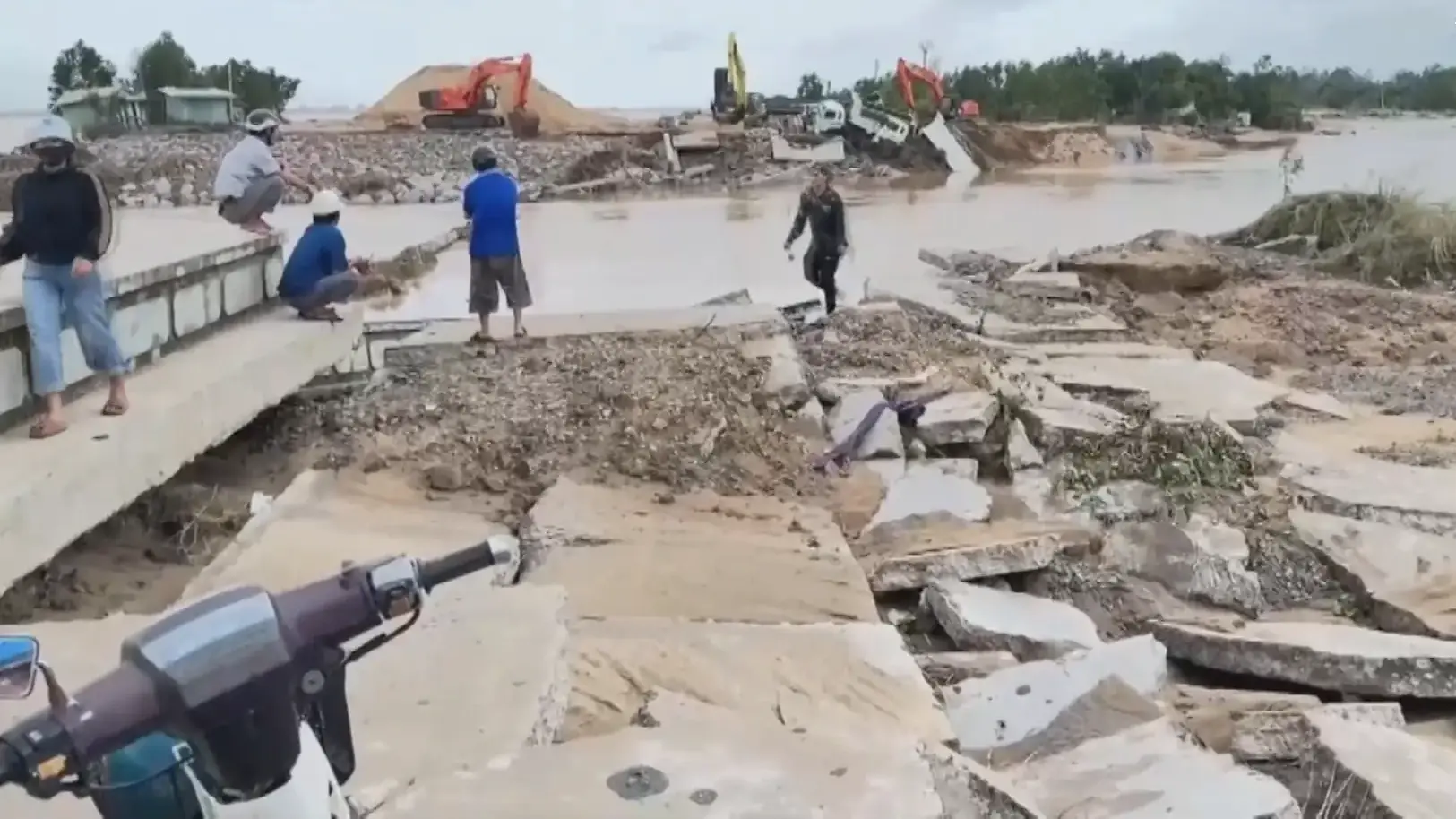 Đắk Lắk khẩn trương khắc phục hạ tầng giao thông sau mưa lũ